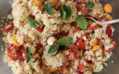 Veganer Quinoa-Salat mit Tomaten, Physalis und Paranüssen