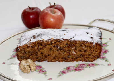 🌱 Saftiger Karottenkuchen mit Äpfeln und Walnüssen