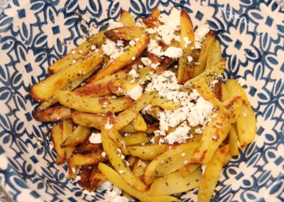 Ofenpommes mit Oregano und Feta