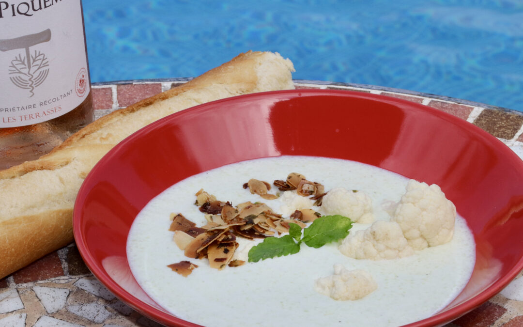 Kalte Gurkensuppe mit Blumenkohlröschen