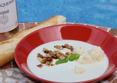 Kalte Gurkensuppe mit Blumenkohlröschen