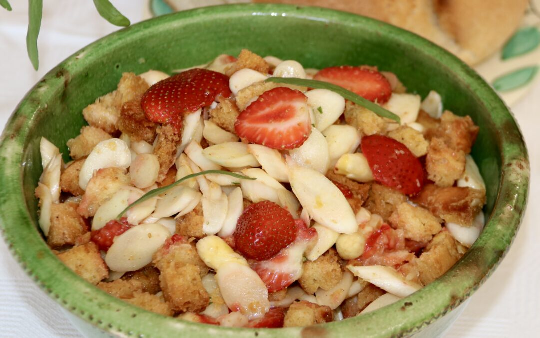 Spargelsalat mit Erdbeeren und Croutons