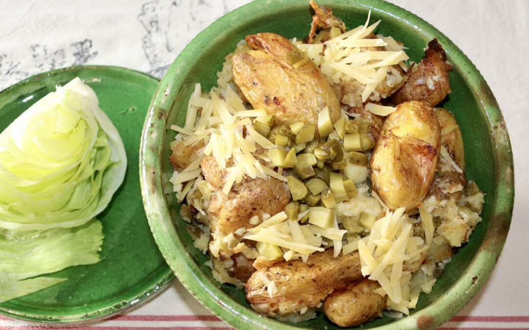 Röstkartoffeln mit Gürkchen und würzigem Käse