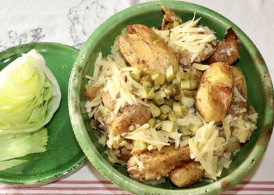 Röstkartoffeln mit Gürkchen und würzigem Käse