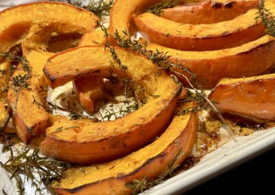 Kürbis vom Blech mit Macadamianüssen