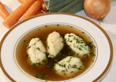 Selbstgemachte Gemüsebrühe mit Grießnockerl
