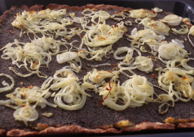 Lohplatz mit Zwiebeln und Mohn