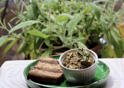 Pesto mit Salbei und Steinpilzen