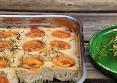 Focaccia mit Aprikosen und Rosmarin