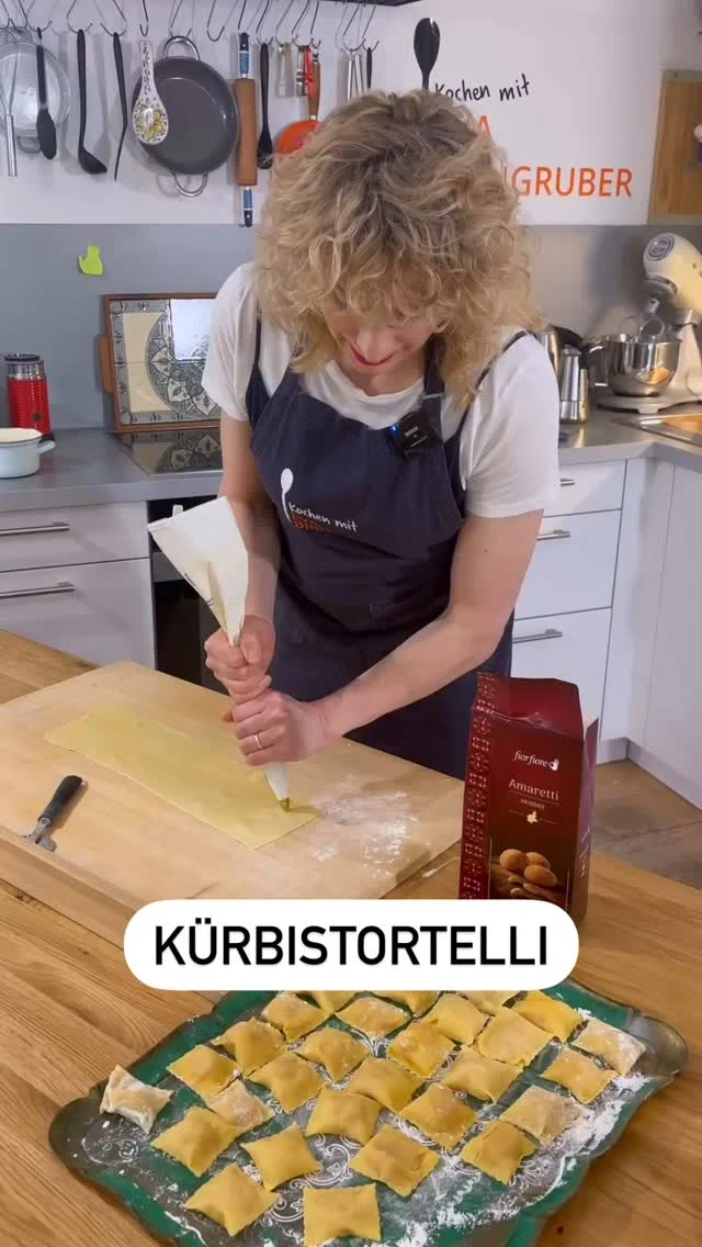 Hast Du schon mal Tortelli selbst gemacht? Die Mühe lohnt sich, denn sie schmecken unvergleichlich gut und man kann stolz auf sich sein!
Das genaue Rezept gibt’s auf meinem Blog und auf YouTube, das Video verlinke ich in der Bio.
#kürbistortelli #tortelli #tortellidizuccamantovani #tortellimantua #kochkanal #vegetarischkochen #youtubeevabirngruber