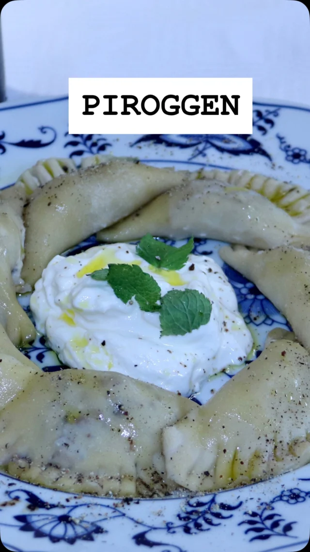 Kennst du Piroggen? Für mich als Vegetarierin sind die osteuropäischen Länder kulinarisch schwierig und ich bin froh, das Buch „POLEN vegetarisch“ von @rozkoszny entdeckt zu haben!
#youtubekochkanal #piroggen #vegetarischkochen #vegetarischerezepte #vegetarischeküche #polnischvegetarisch